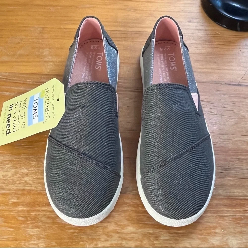 NWT TOMS Avalon Youth Slip On